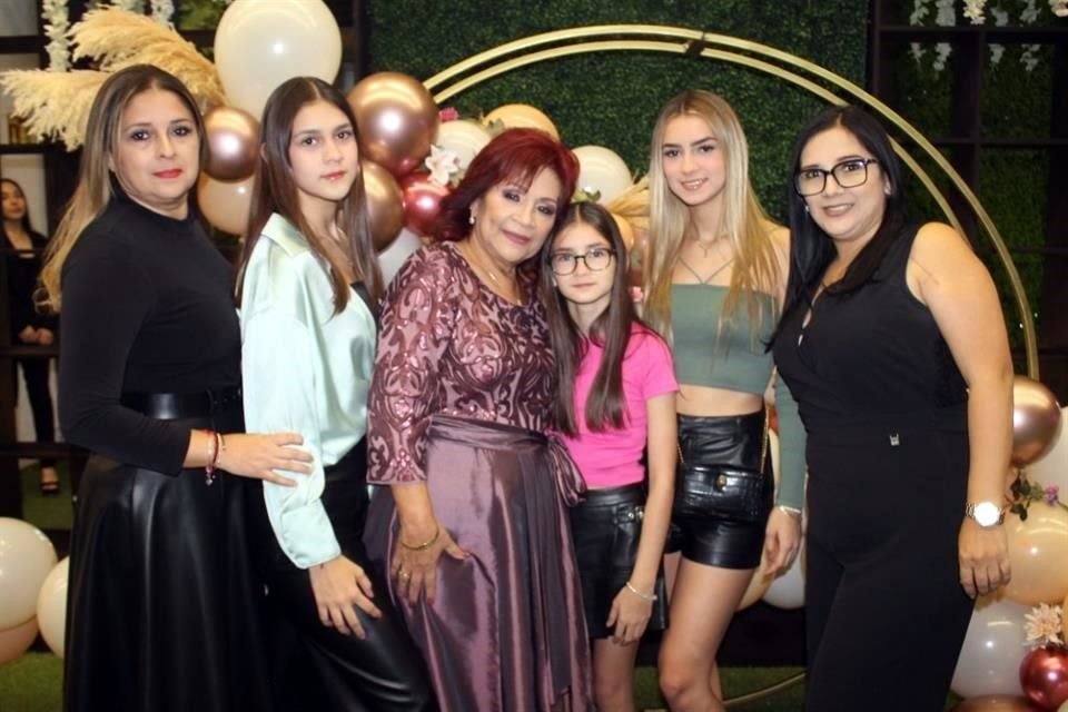 Cynthia de Sartorious, Jimena Sartorious, Rosy Lechuga, Camila Sartorious, Karen Sartorious y Brenda García