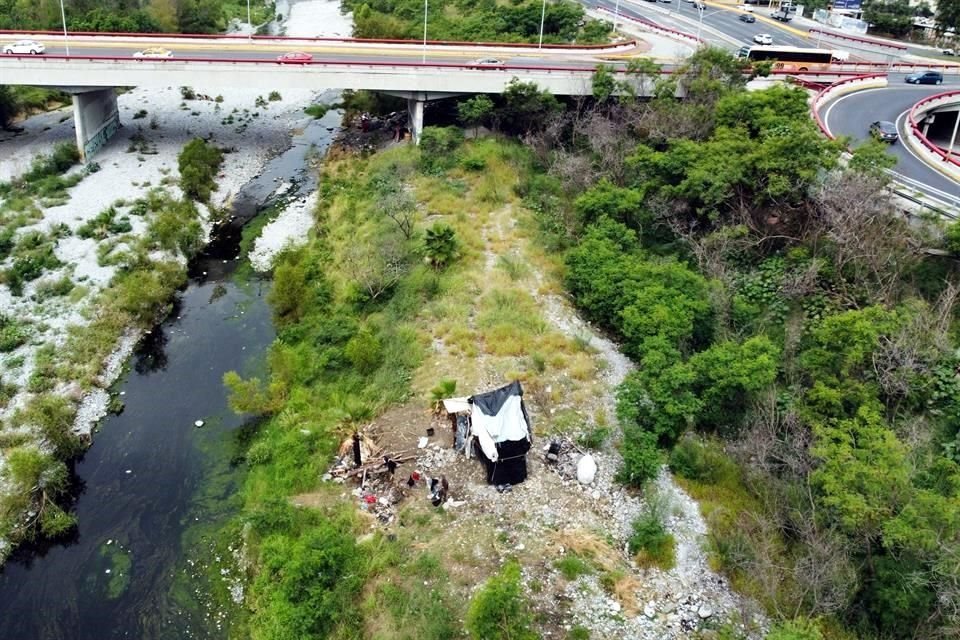 Entre los puentes Cuauhtémoc y Pino Suárez, hay una casita con techo y paredes de plástico negro y tablas.
