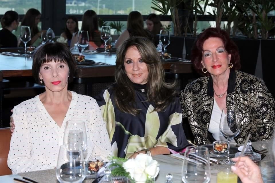 Tere Martínez, Nancy García de Muñoz y Laty Muñoz