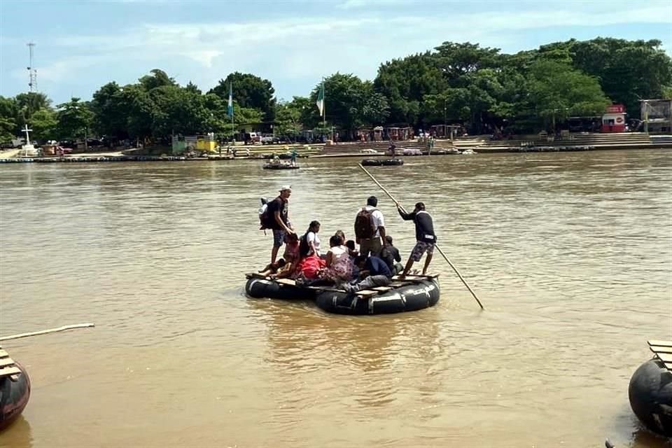 Venezolanos piden que los crucen gratis los balseros que hacen viajes en el Río Suchiate desde la costa de Chiapas hacia Guatemala.