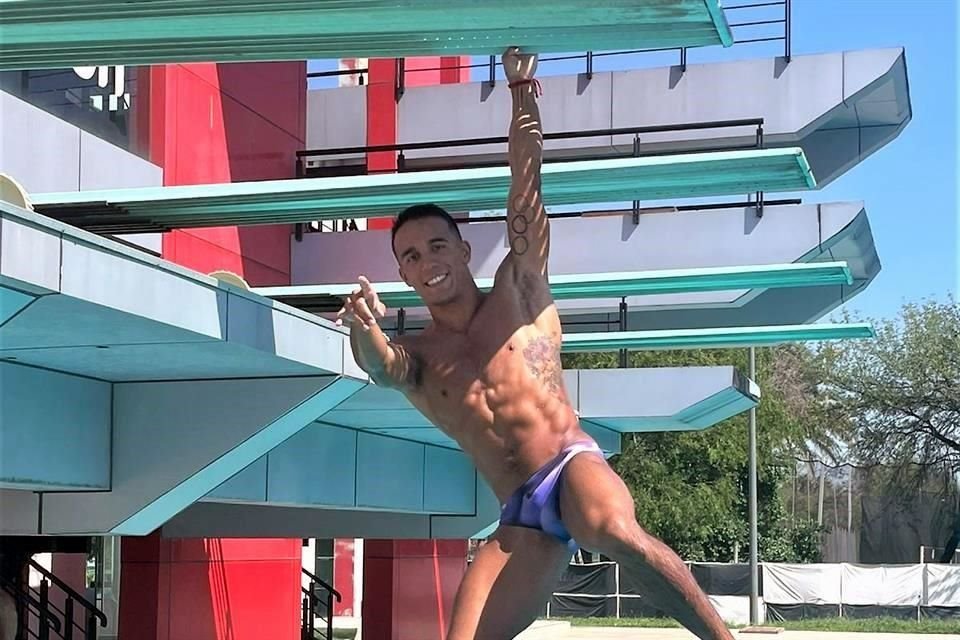 Juan Manuel Celaya se cuelga del trampolín de 3 metros.