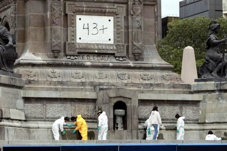 Especialistas en conservación de patrimonio histórico iniciaron el retiro de pintas al pie del Ángel de la Independencia.