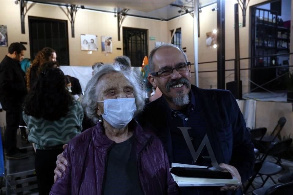 La escritora Elena Poniatowska convivió con quienes resultaron ganadores de los premios de novela y cuento.