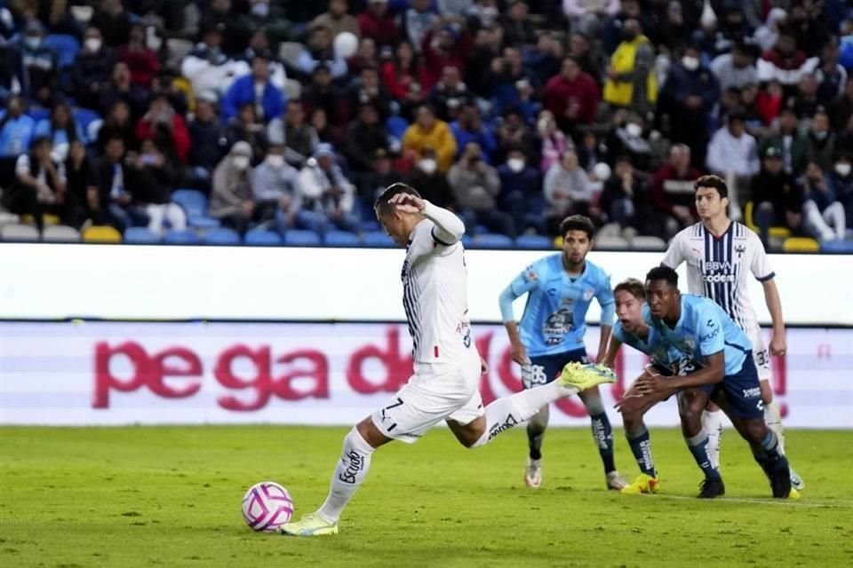 Funes Mori falló el penal y la afición rayada en el estadio calló.