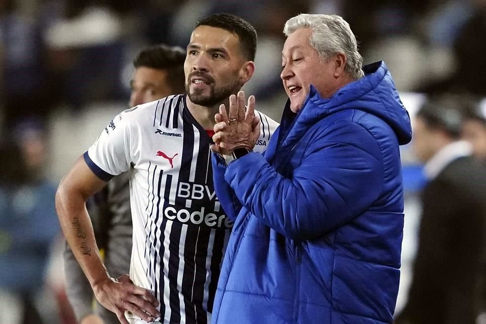 Celso Ortiz charlando con Víctor Manuel Vucetich durante la ida de Rayados en Pachuca.