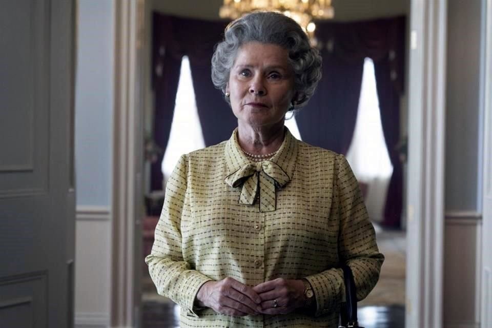 La actriz Judi Dench se unió a las voces que acusan de sensacionalista a la serie 'The Crown' de Netflix.