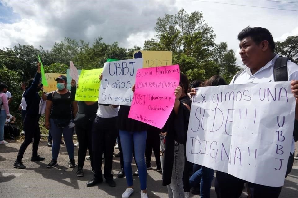 Los estudiantes demandaron la construcción de una sede digna.