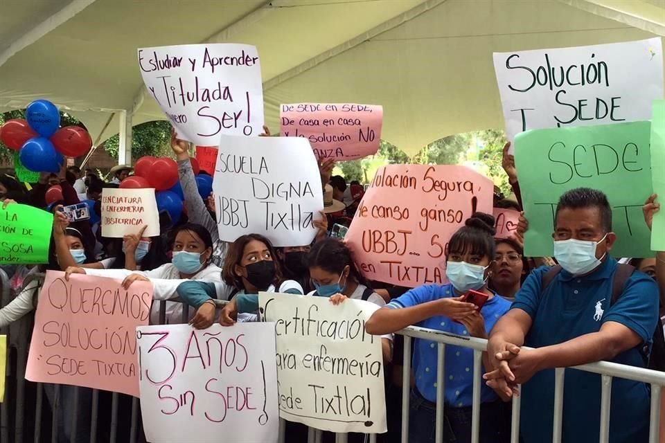 Los estudiantes llegaron al mitin de AMLO en Chilapa.