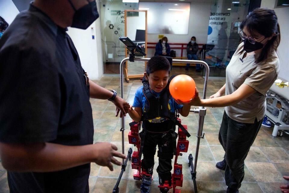 David Zavala Cardoso, de 8 años, puede ahora jugar y caminar con ayuda de un exoesqueleto.