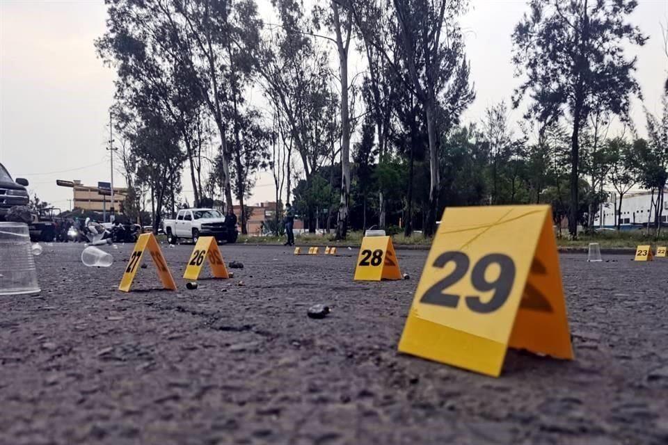 Policías municipales y estatales acordonaron la zona y peritos identificaron cada uno de los indicios registrados sobre el arroyo vehicular.