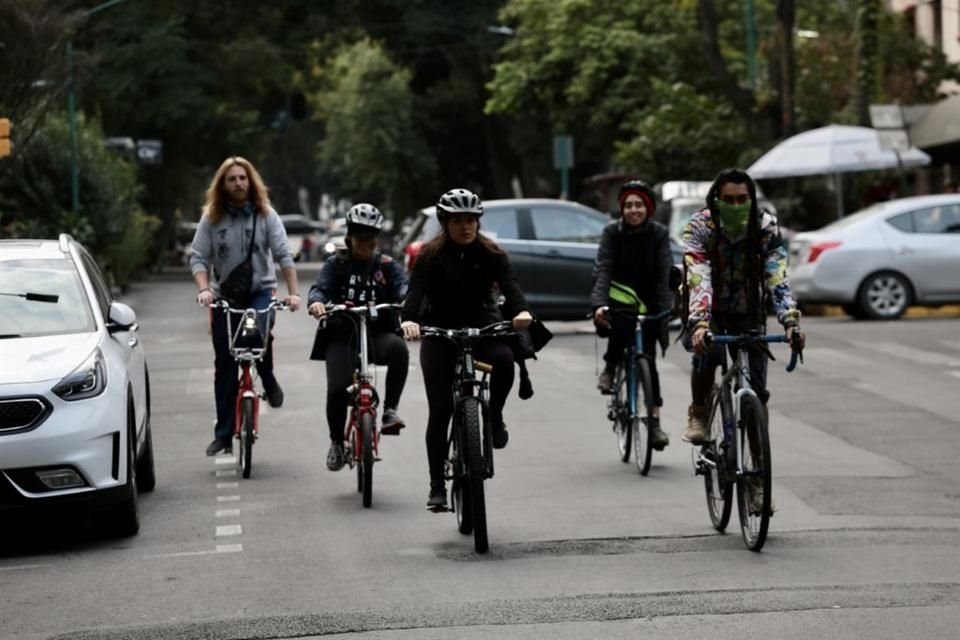 Ciclistas rodaron de Pantitlán a la Glorieta de Insurgentes, ante las largas filas por las obras en la L-1 del Metro.