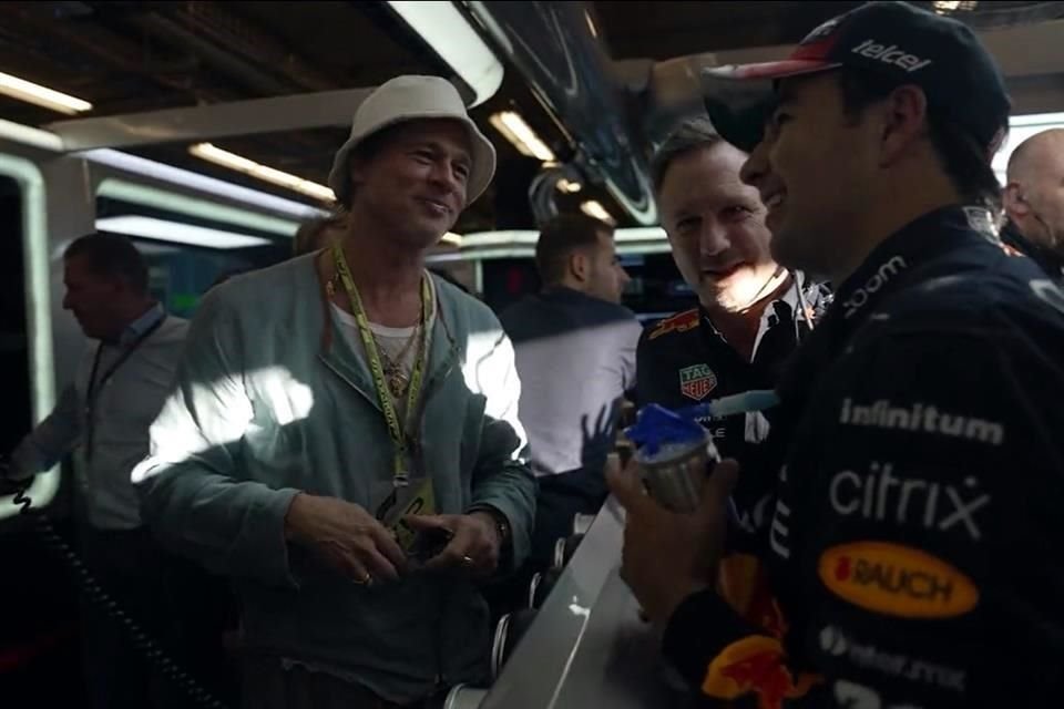 Brad Pitt saludó a Checo Pérez en su visita al garaje de Red bull, durante el GP de Estados Unidos.