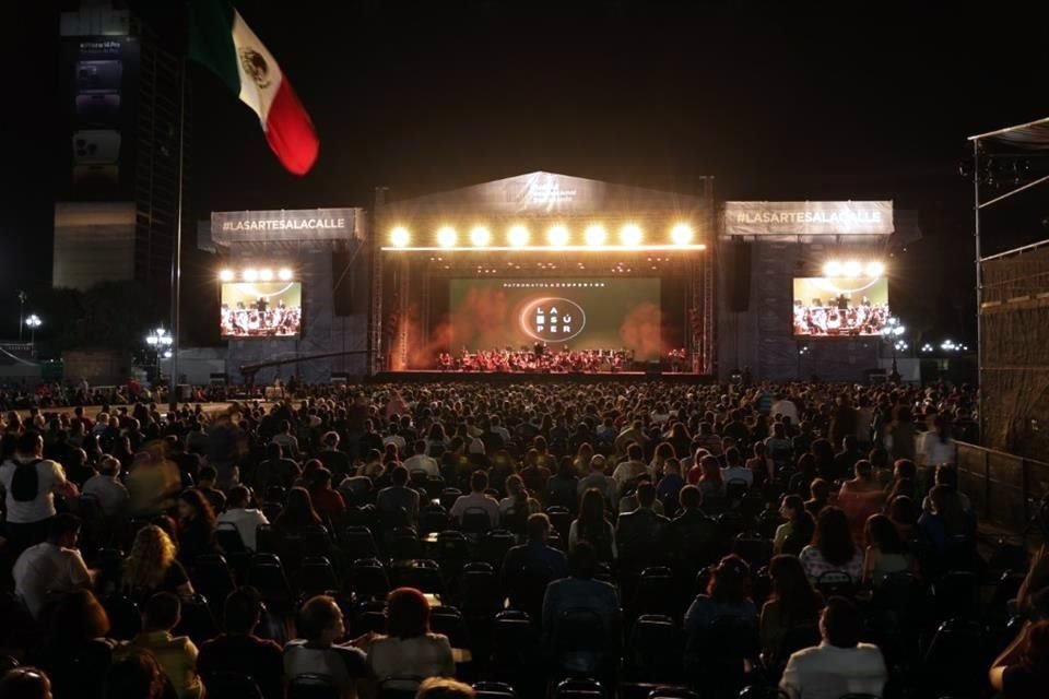 Al frente de la orquesta de la Escuela Superior de Música y Danza, Abdiel Vázquez logra una presentación exitosa en la Explanada de los Héroes.
