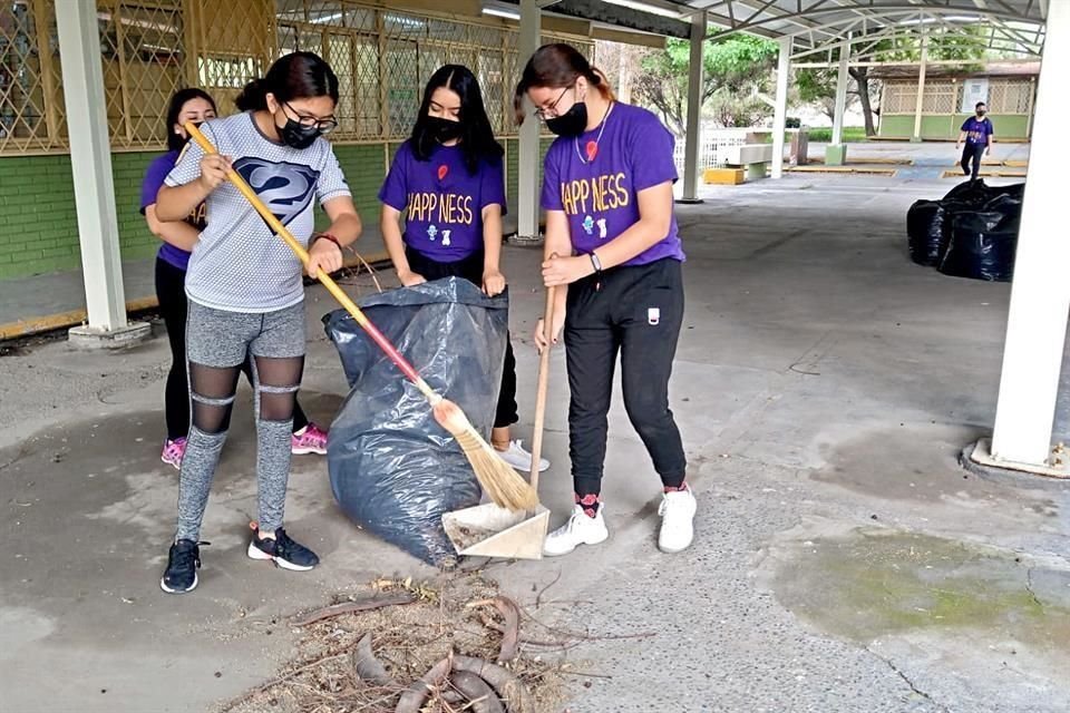 Los alumnos del grupo Happiness, de la Prepa 2 de la UANL, rehabilitaron la Primaria Trinidad de la Garza Melo, en Guadalupe.