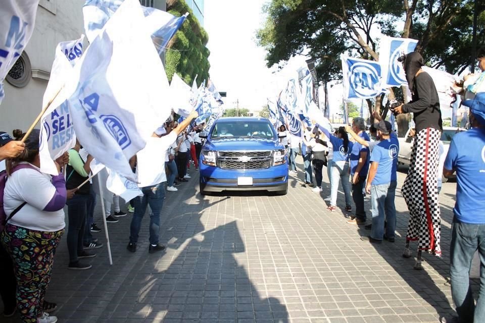Simpatizantes de PRI y PAN esperaban a sus candidatos afuera de EL NORTE; incluso llegó la camioneta del panista Fernando Larrazabal, pero él no, ni tampoco Adrián de la Garza y Clara Luz Flores.