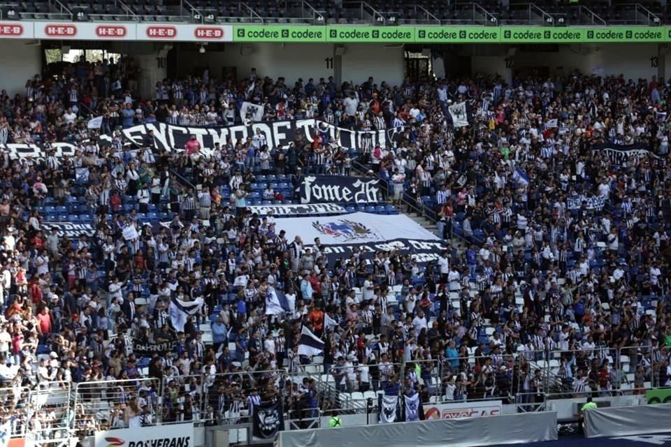 Según cifra oficial del club, 9 mil 500 aficionados se dieron cita en el Estadio de Rayados para apoyar a sus jugadores.