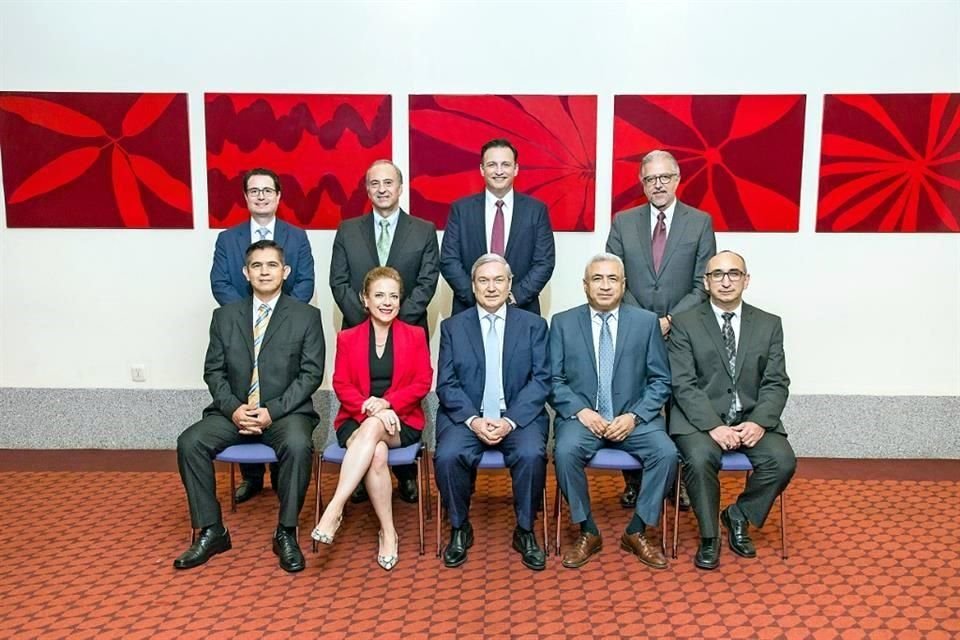 Directivos acompañan al personal con 30 años de labores en la empresa.