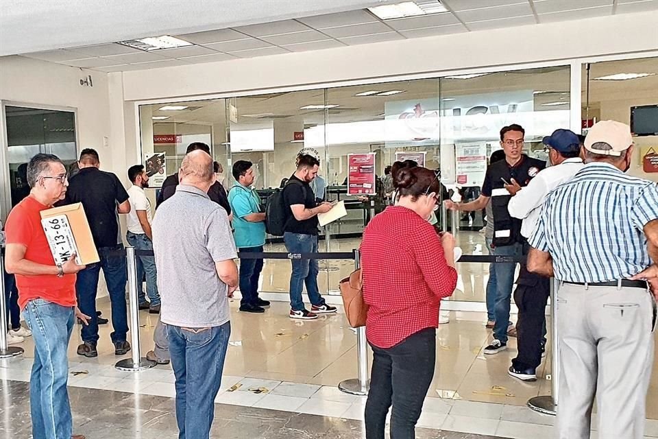 Para cambiar placas de sus vehículos, los usuarios deben acudir a oficinas del ICV, al desaparecer el trámite en línea y en bancos.
