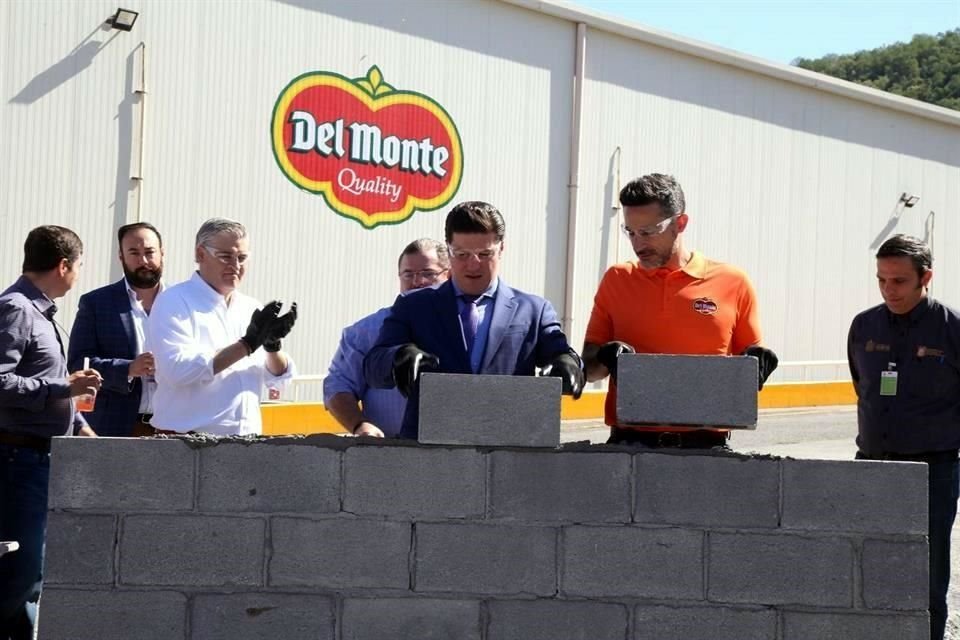 El Gobernador Samuel García, junto con el director general de Del Monte México, en la ceremonia del arranque de construcción de la ampliación de la planta en Montemorelos.