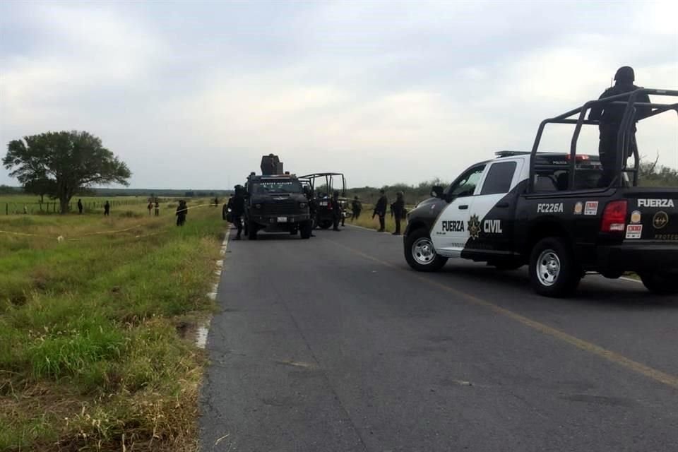 Patrullas de Fuerza Civil resguardaron el lugar donde los elementos estatales se enfrentaron con hombres armados, en la Carretera China-Méndez. 