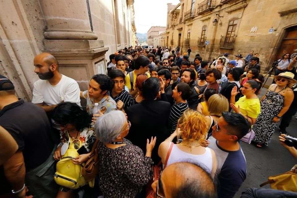 Como reclamo, la gente cerró la calle Galeana y pedía que el cine fuera para todos, por lo que el festival decidió dividir la sesión para que hubiera dos bloques de público.