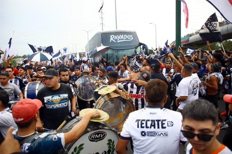 Los Rayados llegaron entre cientos de seguidores del Monterrey que alentaron en todo momento.