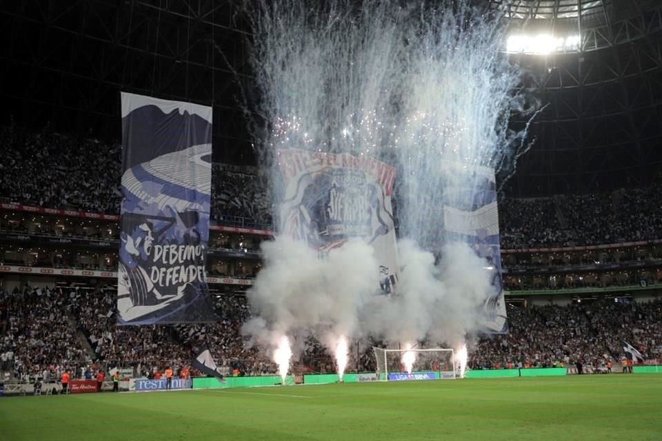 La afición de Rayados comenzó a jugar el partido desde antes de que iniciara el duelo.