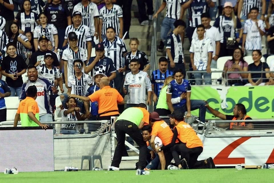 La seguridad del Estadio BBVA impidió que el seguidor se acercara a los festejos de los Tuzos.