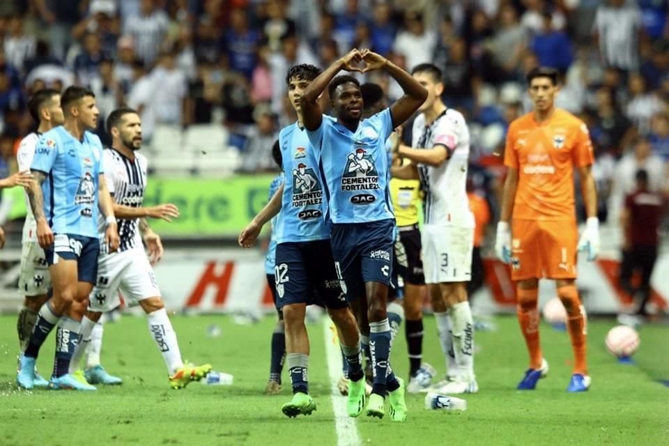 Avilés le cantó el gol a la afición de Rayados.