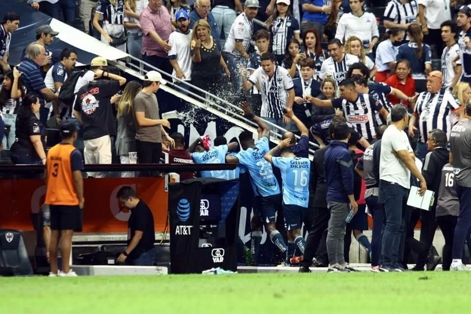 Avilés Hurtado se llevó una lluvia de líquidos y objetos, por parte de la afición albiazul, camino al vestidor.