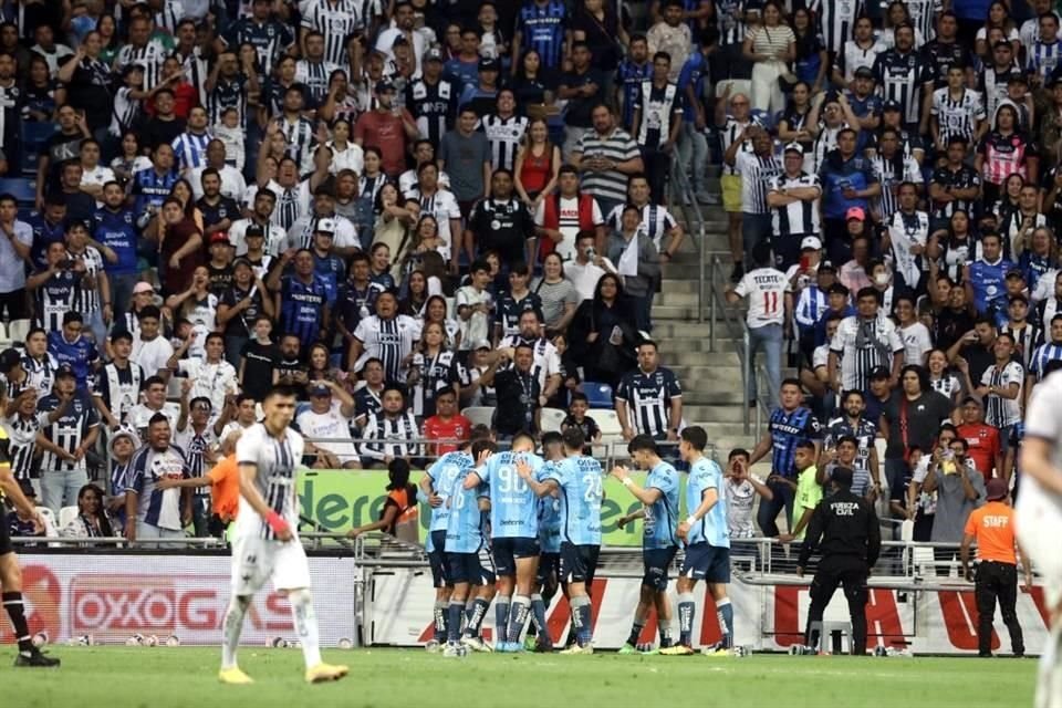 Avilés celebró el gol bailando, desatando la furia en las tribunas.