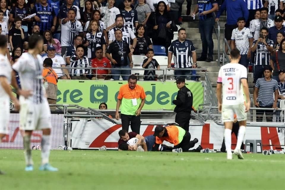 Un aficionado invadió la cancha y buscó agredir a Avilés Hurtado.