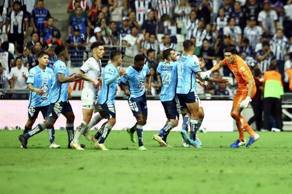 Reclamo airado por parte de Andrada y el resto de los jugadores Rayados.