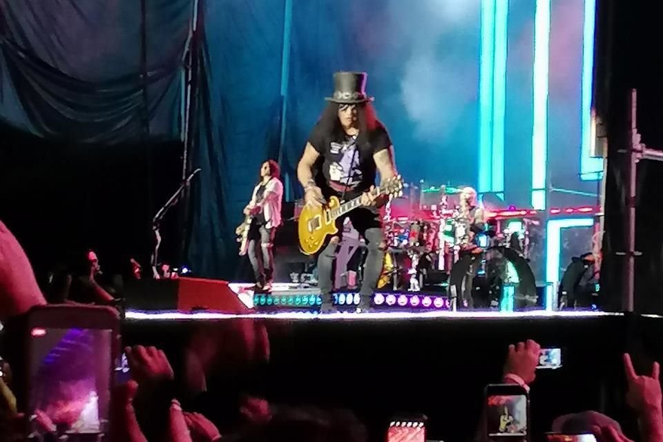 Guns N' Roses are F'N' Back, nombre del tour, trajo a la Ciudad un despliegue de producción con tres pantallas gigantes LED, otra decena de pequeñas y luces robóticas.