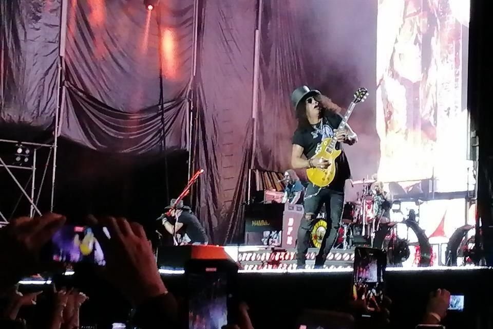 Guns N' Roses are F'N' Back, nombre del tour, trajo a la Ciudad un despliegue de producción con tres pantallas gigantes LED, otra decena de pequeñas y luces robóticas.