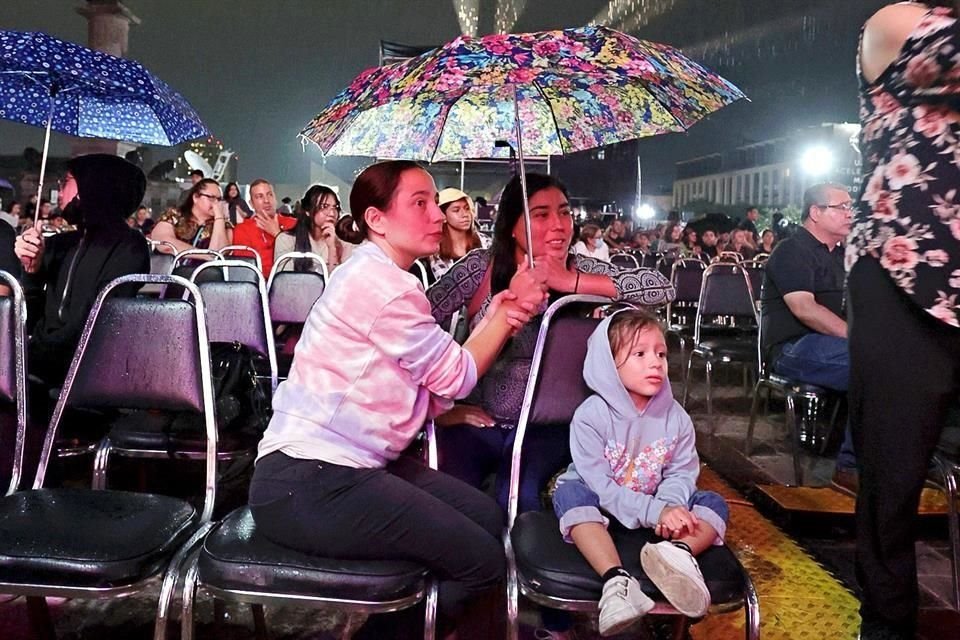 Los paraguas se desplegaron entre el público que asistió anoche a la Explanada.