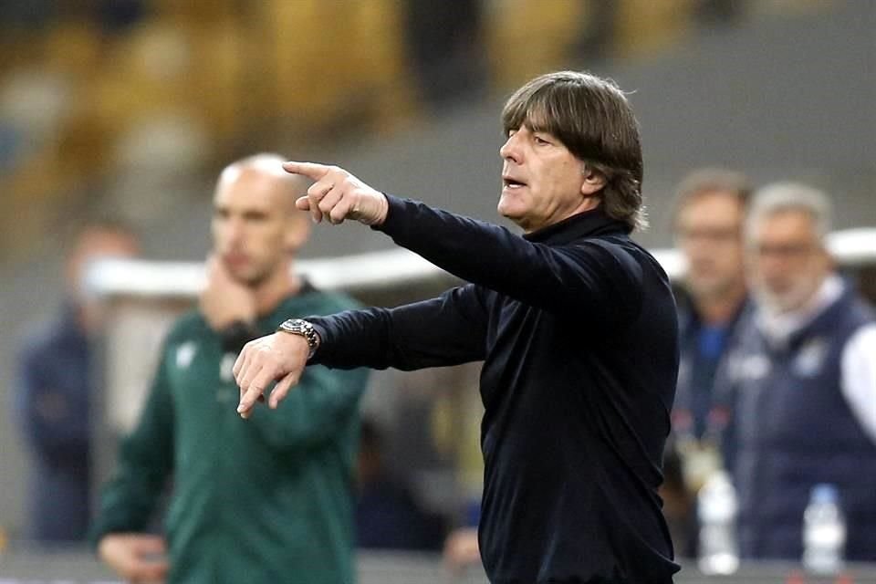 Joachim Low, quien fue campeón en Brasil 2014 como entrenador de Alemania, no precisó si quiere volver como seleccionador o dirigiendo a un club.