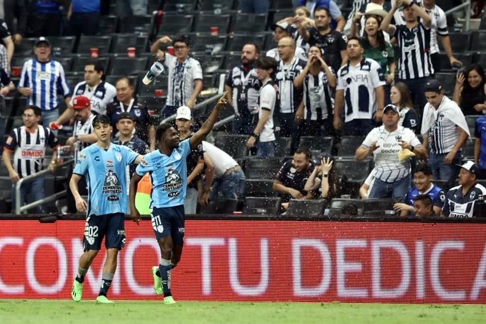 Avilés Hurtado dedicó el gol hacia el palco en donde se encontraba su familia, luego de protagonizar un baile que hizo estallar a muchos.