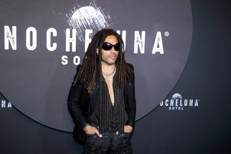 Lenny Kravitz engalanó la presentación de un destilado de maguey en la Ciudad de México, donde convivió escasos segundos con la prensa.