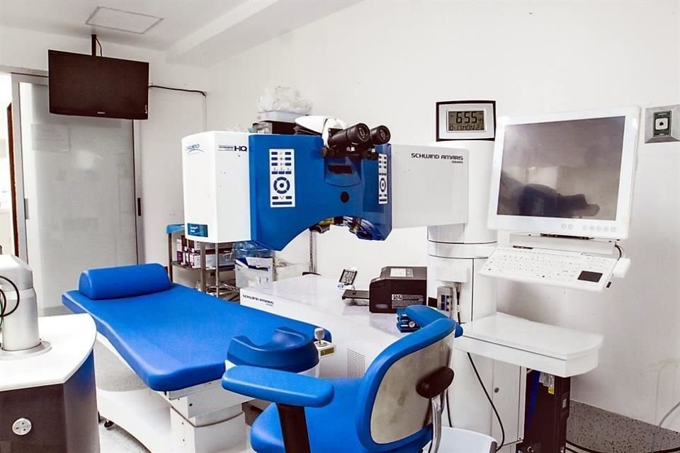 Microscopio alemán y láser alemán para microcirugía de los ojos.