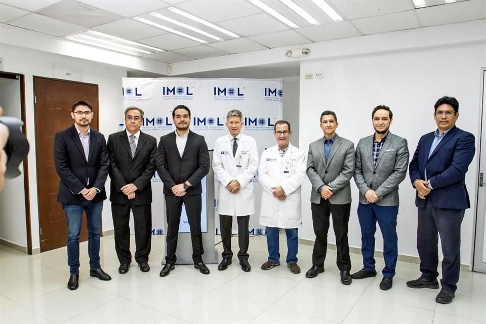 Dr. Luis Carlos Valdés N., Dr. Manuel Valdés V., Dr. Maximiliano Barrera , Dr. Javier Pérez Ch., Dr. Roberto Cuéllar D. y Dr. Pedro García V.