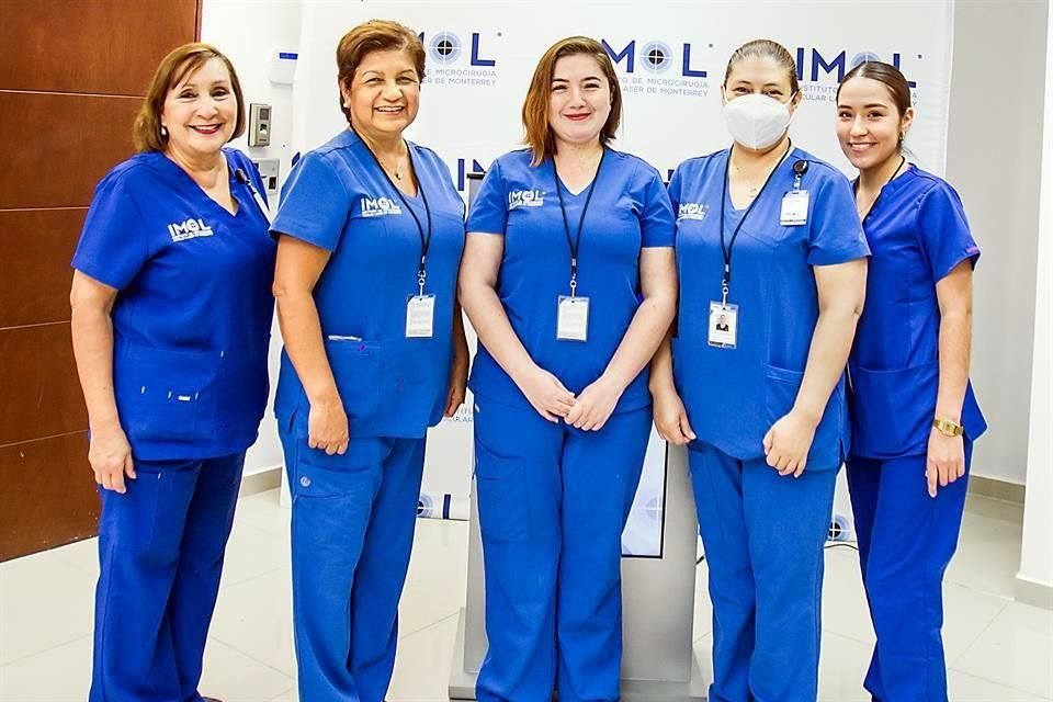 Elsa Robledo, Adriana Zamora, Angélica Cavazos, Jackeline Jiménez y Diana Teruel, equipo de enfermería con más de 30 años de experiencia en microcirugía láser de ojos.
