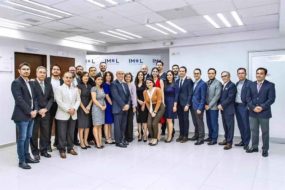 Equipo del Instituto de Microcirugía Ocular Láser de Monterrey.