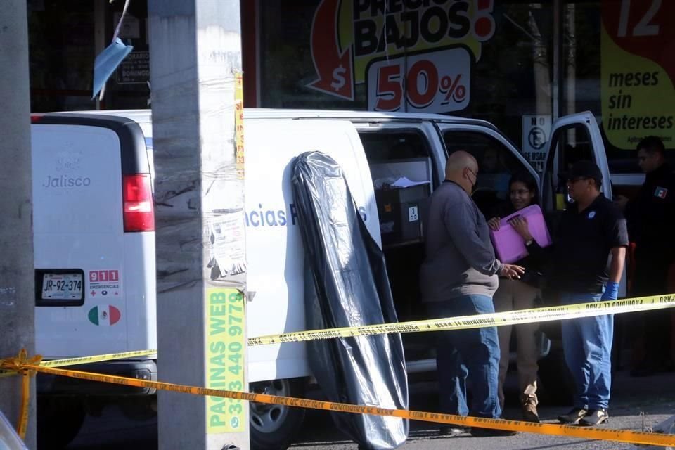 Minutos antes de las 08:00 horas sujetos armados abrieron fuego contra tripulantes de una camioneta Nissan Rogue blanca en la Colonia El Manantial.