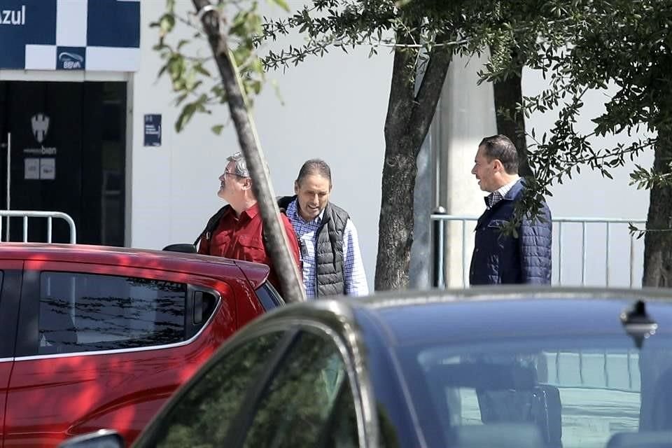 José González Ornelas, presidente del consejo de administración de Rayados, fue visto a la salida del estadio, acompañado del directivo Manuel Filizola (der.).