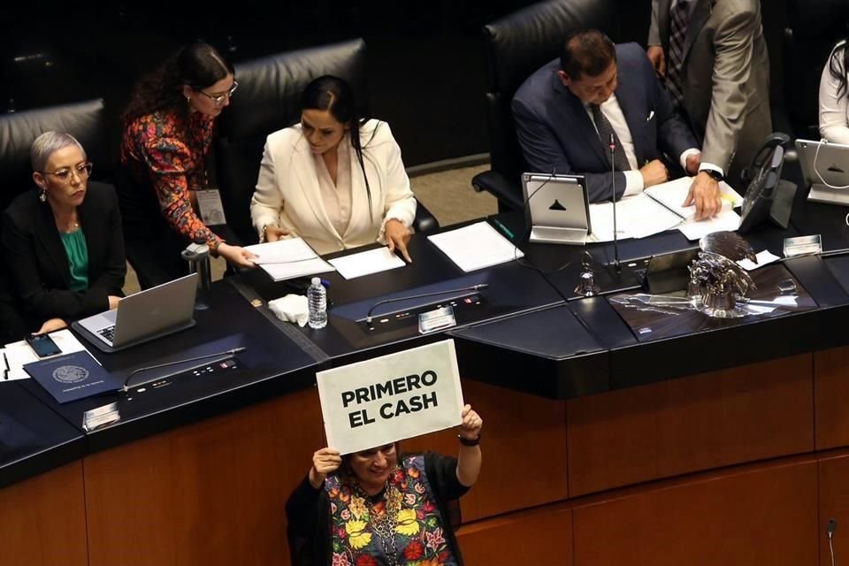 Durante la comparencencia de la Secretaria Montiel, no faltaron las manifestaciones de protesta, como la de la senadora panista Xóchtil Gálvez.