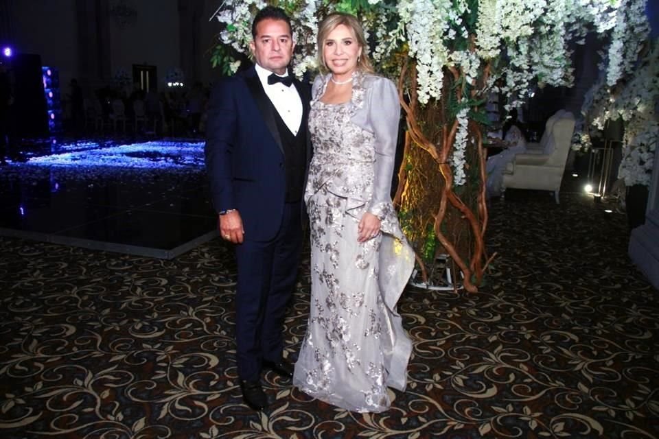 Marco Castillo Gómez y Lulú Salinas de Castillo