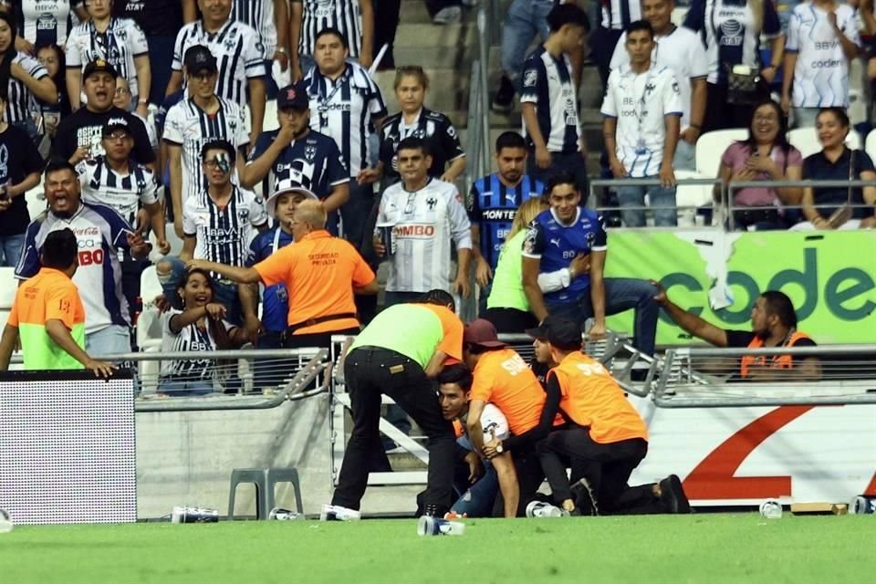 Un aficionado ingresó a la cancha durante el festejo de gol de Avilés Hurtado.