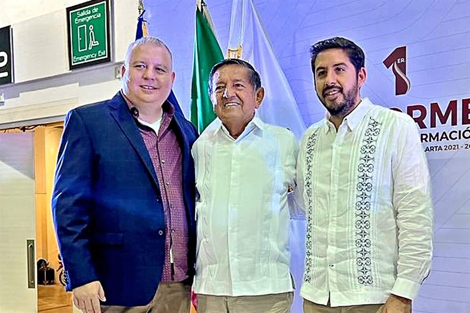 Salvador Llamas Urbina, quien fue director general del Sistema de Agua Potable, Drenaje y Alcantarillado (Seapal) junto al Alcalde de Puerto Vallarta, Luis Alberto 'El Profe' Michel. 