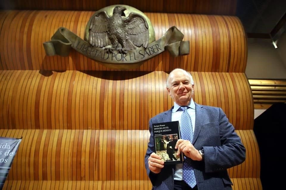 El historiador Enrique Krauze presentó la noche de este martes 'Spinoza en el Parque México' en El Colegio Nacional.